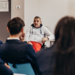 Incontro formativo World4All con relatore e studenti durante una sessione dedicata ai temi dell’accessibilità.